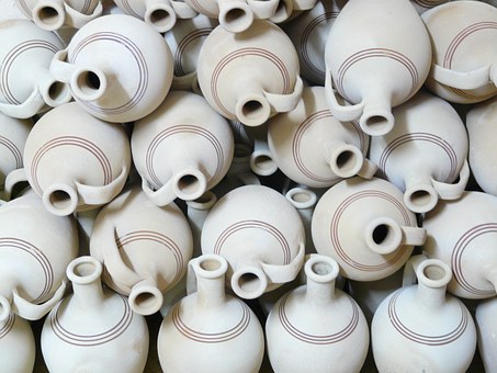 Po 2. svetovej vojne sa podstatne rozšíril sortiment z pôvodne ohraničeného počtu druhov klasickej keramiky