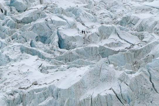  Ľadopád Khumbu medzi základným táborom a tábormi C1 a C2 na ľadovci: človek je len taký mravček v moci prírody....