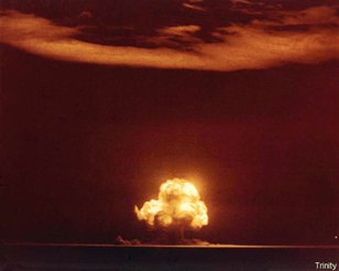 Prvá atómová bomba vybuchla v USA, v púšti neďaleko mesta Alamogordo 16. júla 1945, foto Wikipedia