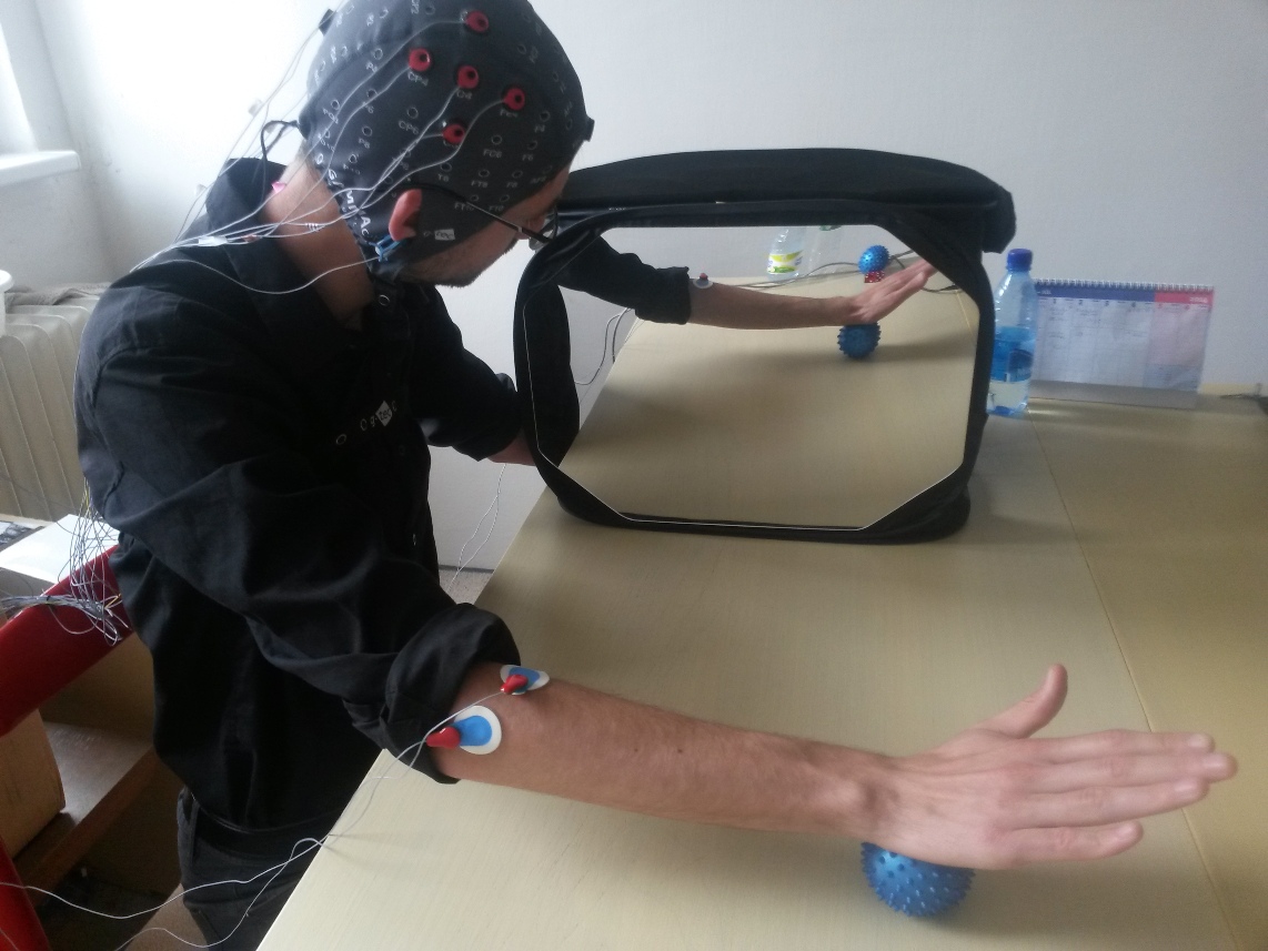 Neurorehabilitácia chromej ruky s využitím tzv. zrkadliaceho boxu. Ilúzia akoby pomáha vrátiť sa k stavu pred mozgovou príhodou