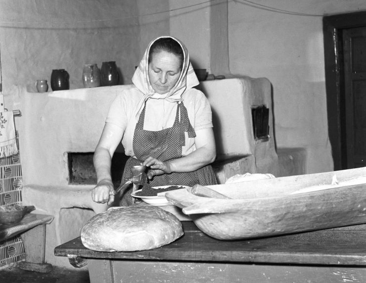 Pečenie koláčov k Veľkej noci v Kurove v roku 1969