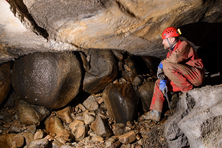 Sieň Eldorádo, ktorá je súčasťou jaskyne Štefanová, je 26 metrov pod úrovňou rieky Demänovka. Obrovské valúny prinesené prívalovými vodami sleduje geológ Mário Olšavský.
