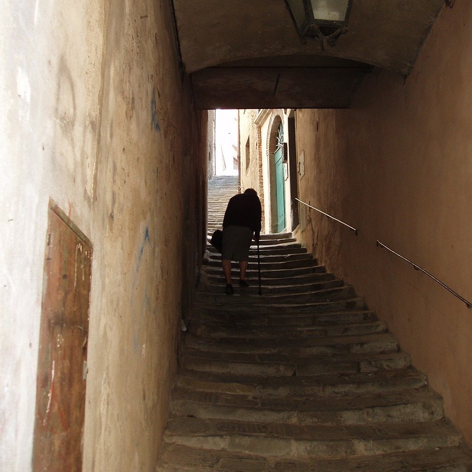 Ilustračný obrázok: Starenka kráča hore schodmi. Zdroj: Pixabay.com