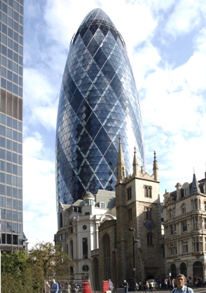 Fosterov uhorkovitý mrakodrap ozvláštňuje siluetu londýnskeho City