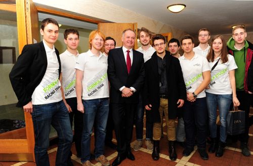 Prezident republiky Andrej Kiska počas návštevy Slovenskej technickej univerzity zaželal členom tímu veľa úspechov
