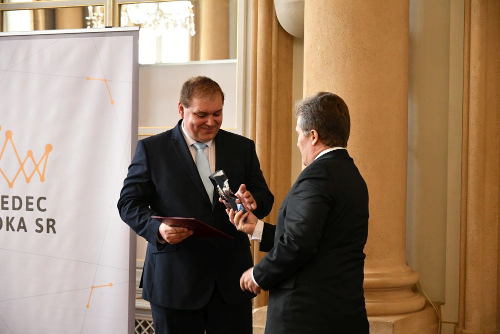 Ocenenie Vedec roka SR 2018 doc. Vladimírovi Zeleňákovi odovzdal Ľubomír Petrák, predseda Výboru NR SR pre vzdelávanie, vedu, mládež a šport 
