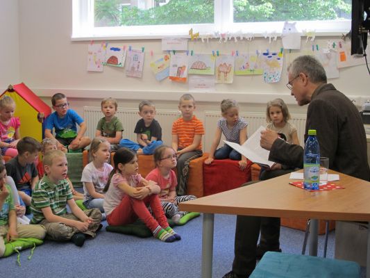 Štefan Bučko číta deťom