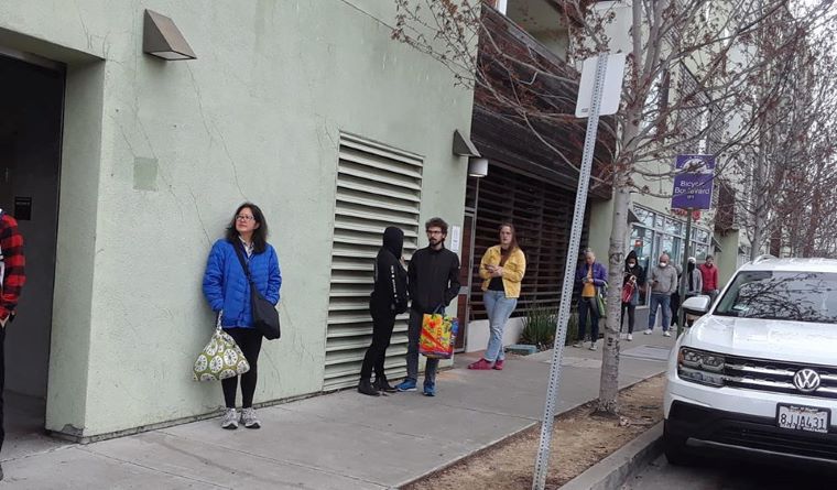 Obyvatelia Kalifornie sa snažia v rade do supermarketu dodržať dvojmetrové rozostupy. Foto: respondentka Zuzana