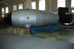 Cár bomba, maketa najsilnejšej vyskúšanej termonukleárnej bomby na svete v múzeu v meste Sarov. Vážila 27 ton a na zhodenie potrebovala trojnásobne väčší padák ako používali v tej dobe sovietske kozmické lode, foto Wikipedia