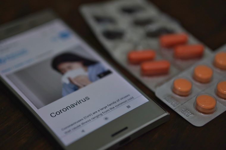 Ilustračný obrázok: obrazovka smartfónu s fotografiou zdravotníčky s rúškom na tvári a informácie o koronavíruse. Zdroj: Pixabay.com