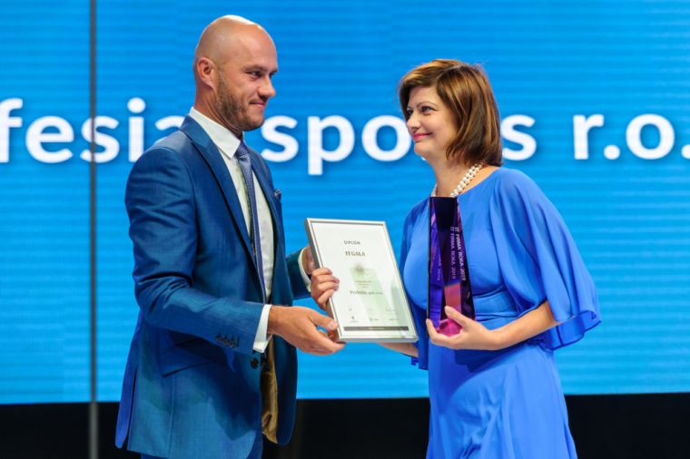 Generálny riaditeľ API Maroš Ďurík odovzdal ocenenie IT firma roka 2019 Ivane Molnárovej, riaditeľke spoločnosti Profesia