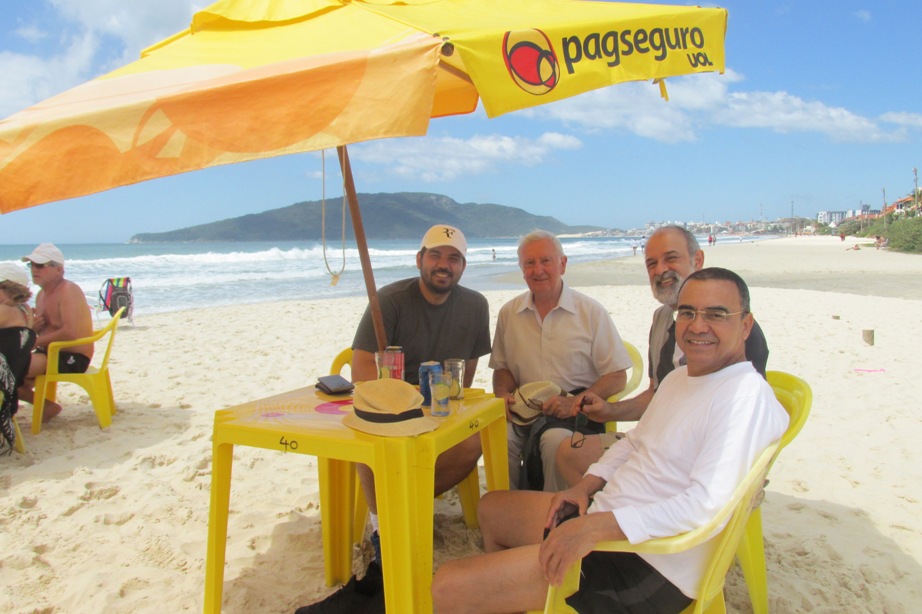 Cez obedňajšiu prestávku sympózia ENZITEC 2018 na pláži vo Florianopolis. Zľava Mario Tyago Murakami, Peter Biely, Adalberto Pessoa a Roberto da Silva