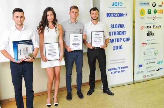 Dominika Kánová si ako líderka študentského start-upu MirrorSew odnáša diplom v rámci súťaže „Slovak StudentStartup Cup 2016“.