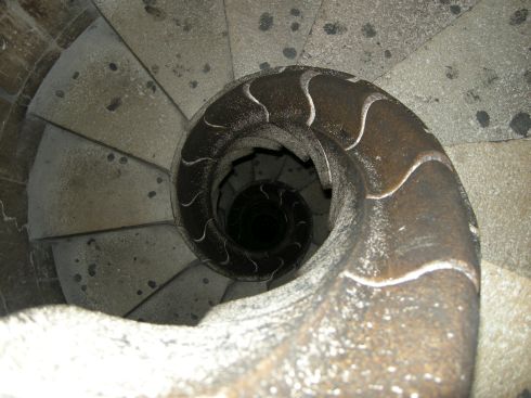 Schodiská vo vežiach najznámejšieho barcelonského chrámu vychádzajú z tvaru ulity.