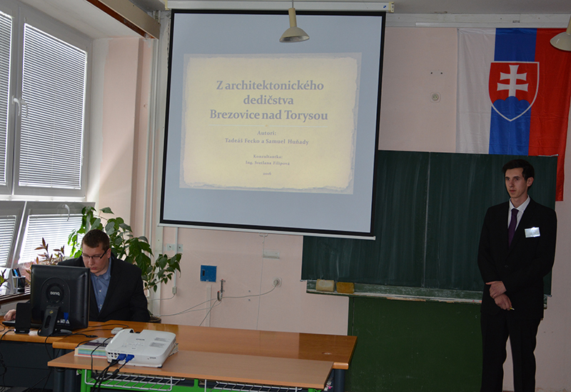 Tadeáš a Samuel pri prezentácii svojej práce na celoštátnom kole SOČ v Bratislave.