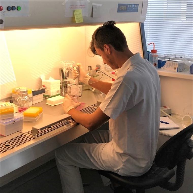Na foto: Viliam Glézl pri práci v laboratóriu. Zdroj: FVAT – AMAVET