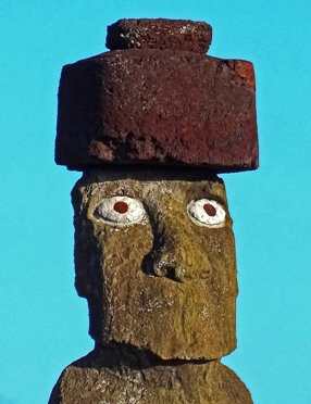 Detail na moai. Samotnú sochu zvyčajne dopĺňal klobúk z mäkšieho červeného tufu a oči z koralu. Foto Valentí Rull