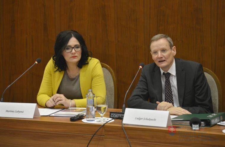 Ministerka Martina Lubyová a Ludger Schuknecht z OECD na tlačovej konferencii. Zdroj: MŠVVaŠ SR