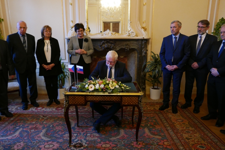 predseda SAV Pavol Šajgalík po podpise Dohody o vedeckej spolupráci