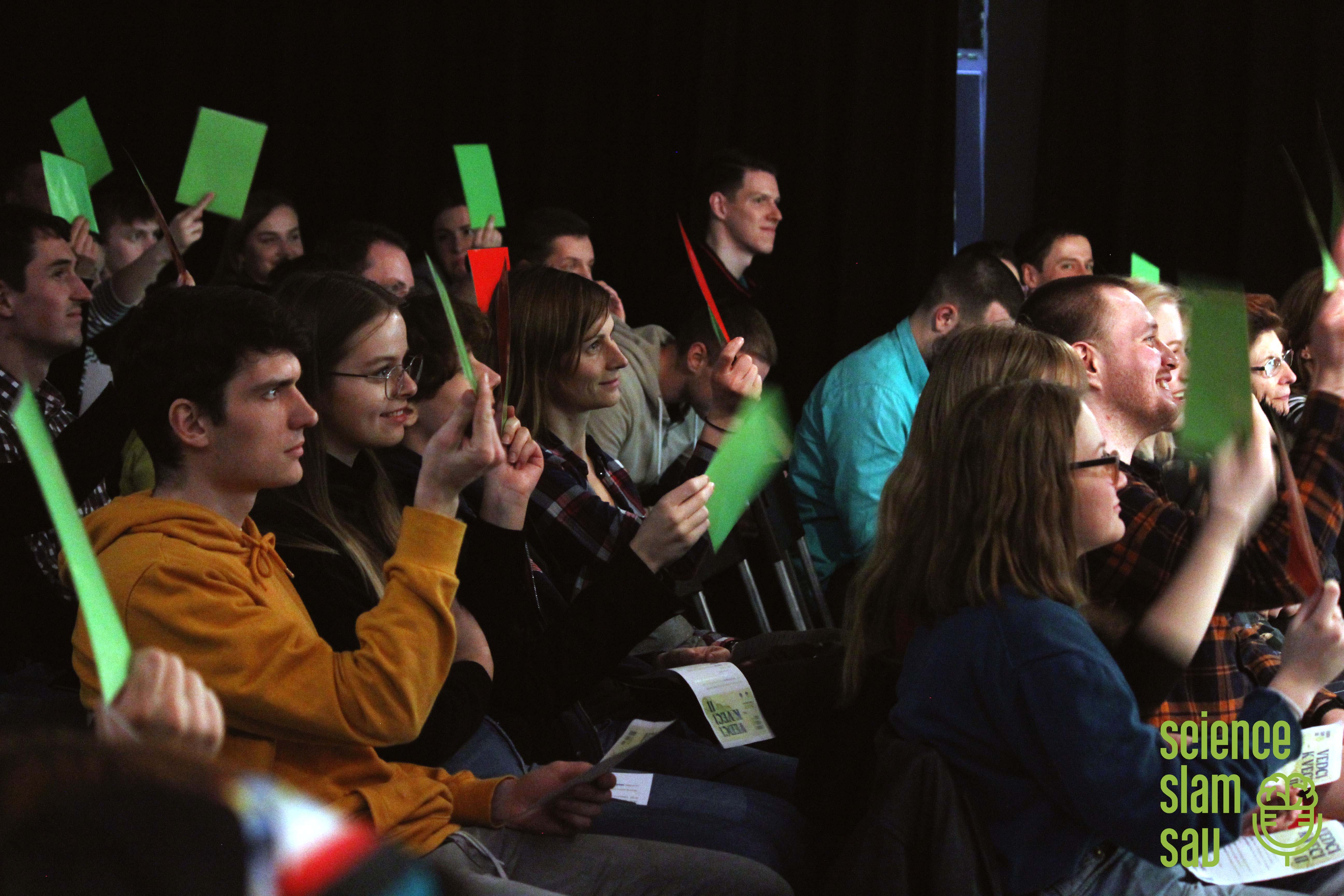 Publikum reaguje na otázky rečníkov a rečníčok. Zdroj: Xenia Daniela Poslon 