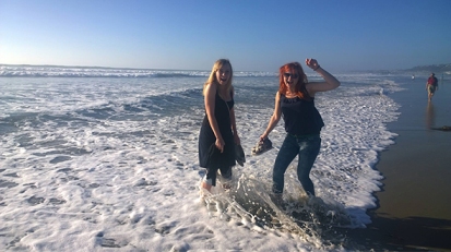 S kamarátkou Evkou počas roadtripu po Californii na pláži v San Diegu