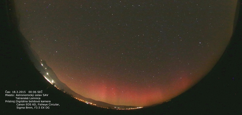 Polárna žiara zachytená digitálnou bolidovou kamerou Astronomického ústavu SAV. Kamera je umiestnená v Starej Lesnej a snímka je z 18.3.2015, 6 minút po polnoci