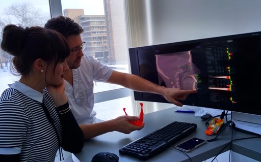 Dr. Thurzo a Dr. Ďurčanová pri finálnej konzultácii pred operáciou s 3D vytlačenou mandibulou pacientky
