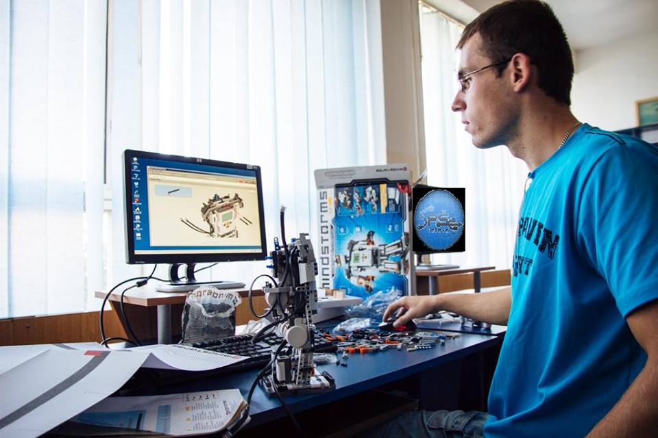 Stredná odborná škola elektrotechnická v Bratislave predvedie skladanie a programovanie robotov.