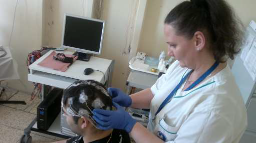 Ilustračné foto: LF UPJŠ – pacient pri EEG vyšetrení s laborantkou Neurologickej kliniky UPJŠ LF a UNLP