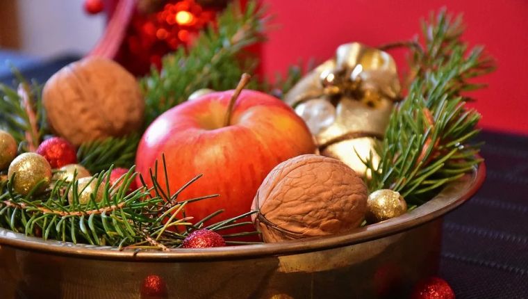 Na vianočnom stole nechýbajú jablká a vlašské orechy