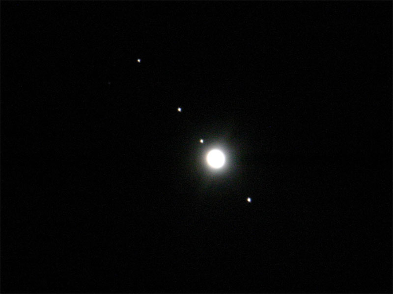 Jupiter so 4 najväčšími mesiacmi (Io, Európa, Ganymed a Kalisto) v malom ďalekohľade