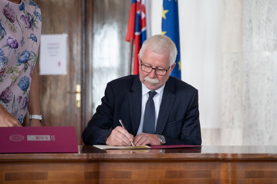 Pavol Šajgalík, predseda Slovenskej akadémie vied pri podpise memoranda