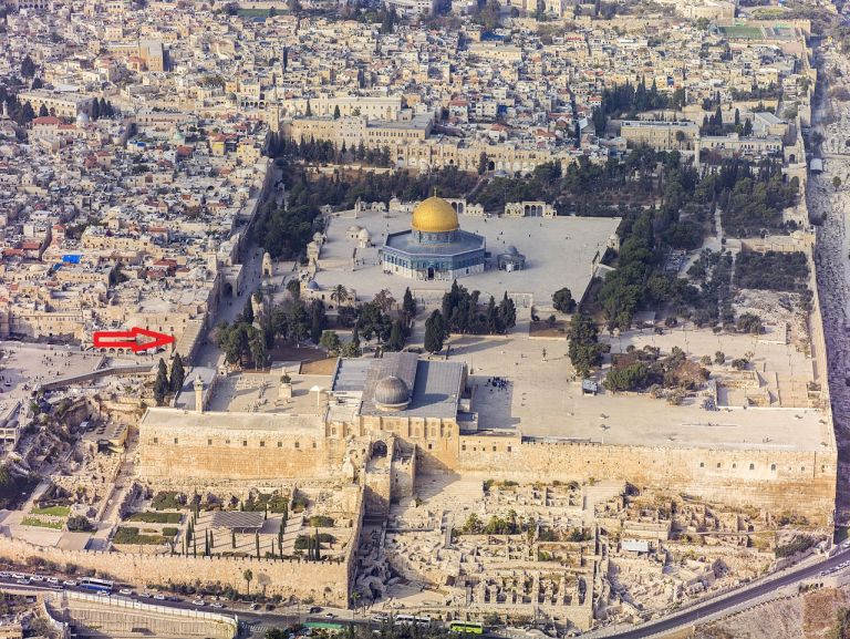Chrámová hora v Jeruzaleme, v súčasnosti osídlená významnou mešitou al-Aksá. Šípka smeruje na Múr nárekov, Západný múr, foto wikipédia. 