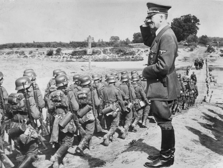 Hitler sleduje nemeckých vojakov pochodujúcich do Poľska, september 1939