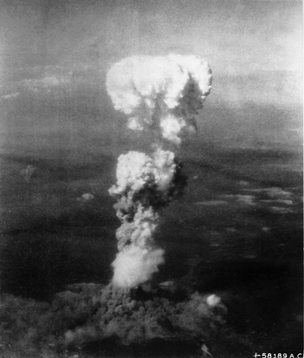 Atómový hríb nad Hirošimou 6. augusta 1945, foto Wikipedia
