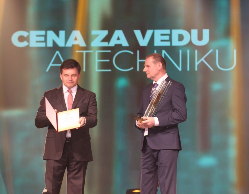 RNDr. Peter Schmeringa pri preberaní ocenenia od ministra školstva, vedy, výskumu a športu SR Petra Plavčana