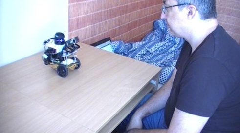 robot pri snímaní tváre (na obrázku RNDr. Andrej Lúčny, PhD.) 