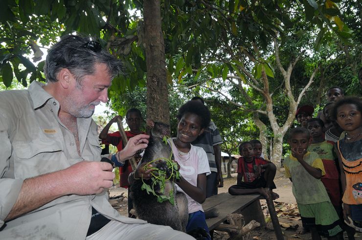 Dr. Robert Hofrichter s domorodými deťmi počas výskumnej cesty v Západnej Papui