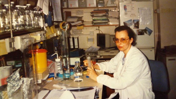 Dr. Tatiana Betáková počas práce v laboratóriu NIMR v Londýne