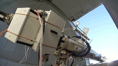 Jeden z dvojice korónografov na Lomnickom štíte s prístrojom COMP-S (namontovaný na koniec koronografu) pri pozorovaní.