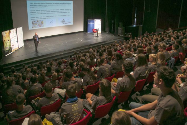 Profesor Pavel Mučaji prednášal študentom Detskej Univerzity Komenského o liekoch 