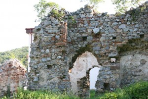 Ruina kláštorného kostola sv. Jozefa. Kostol a kláštor dal vybudovať nitriansky biskup Blažej Jaklin v rokoch 1692 – 1695 pre kamaldulský rád – vetvu benediktínov.