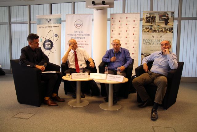 zľava: moderátor; prof. Ing. Ľubomír Šooš, PhD.; RNDr. Pavol Faško, PhD.; prof. Ing. Vladimír Slugeň, DrSc. 