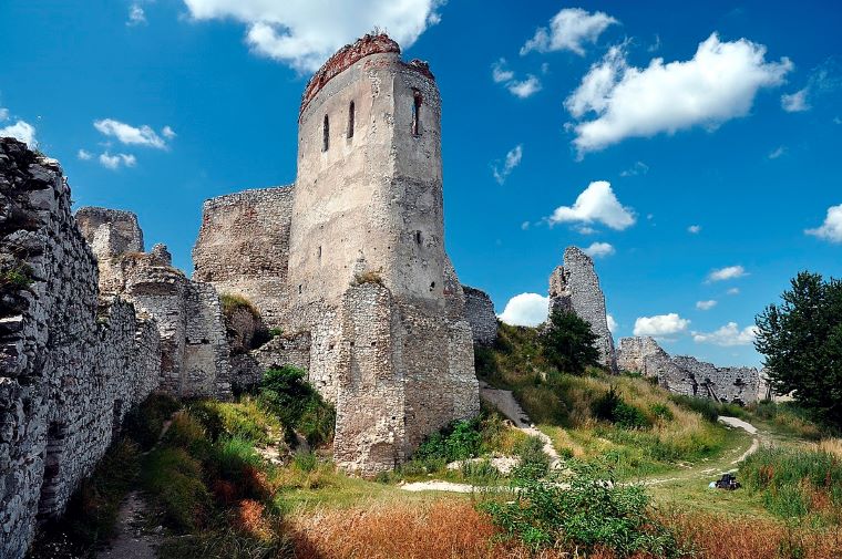 Zrúcanina Čachtického hradu. Zdroj: LMih (Wikipedia)