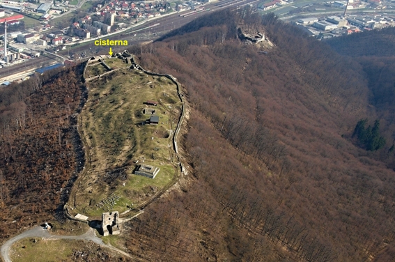 Lokalizácia cisterny a palácového komplexu v severnej časti Horného hradu Pustého hradu