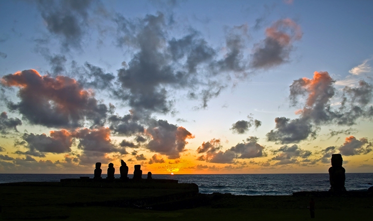 Najznámejším symbolom Rapa Nui sú obrovské sochy moai vytesané zo sopečného tufu, často umiestnené na kamenných plošinách ahu, ktoré – len s málo výnimkami – lemujú pobrežie ostrova. Tento pohľad názorne približuje izolovanosť Rapa Nui v Tichom oceáne. Foto Valentí Rull