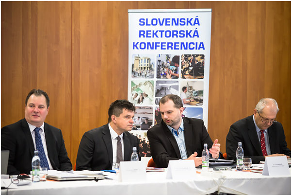Zľava: prezident SRK Rudolf Kropil, minister Peter Plavčan, generálny riaditeľ sekcie VŠ Jozef Jurkovič, poradca ministra Libor Vozár