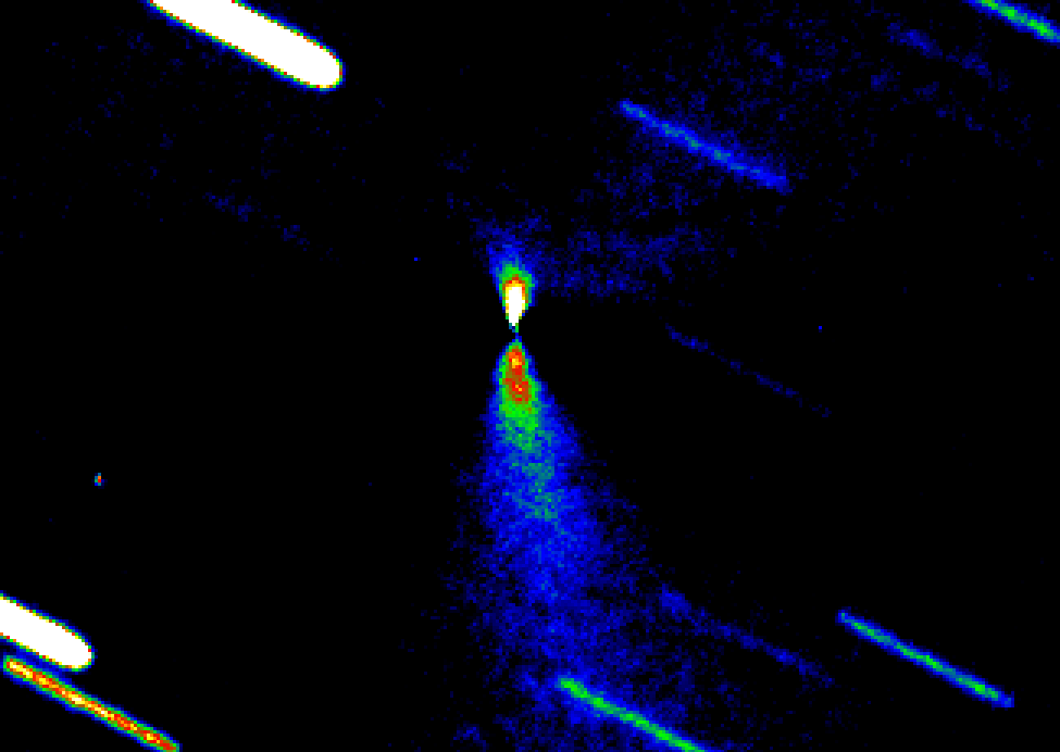 Obr. 6: Kométa spracovaná špeciálnymi digitálnymi filtrami, ktoré odhalili jasný výtrysk z jadra skrytý v kome kométy. Snímka bola takisto získaná na Skalnatom Plese koncom marca 2017.