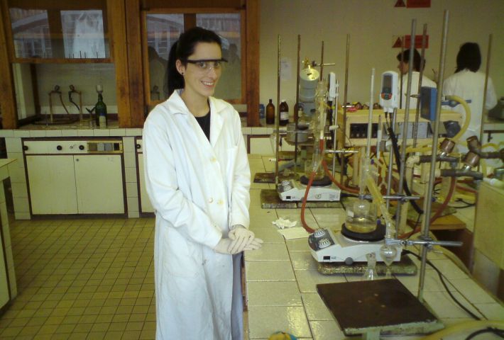 Andrea Škulcová v laboratóriu organiky v 2. ročníku BC (2010)