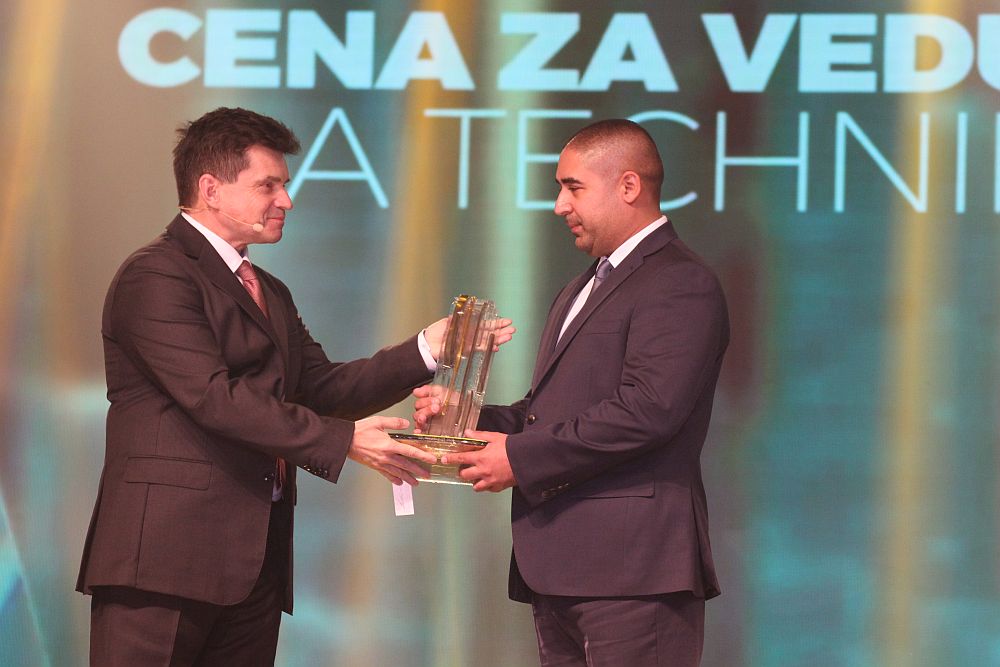 Minister školstva, vedy, výskumu a športu SR odovzdáva Cenu za vedu a techniku 2016 Rastislavovi Balážovi